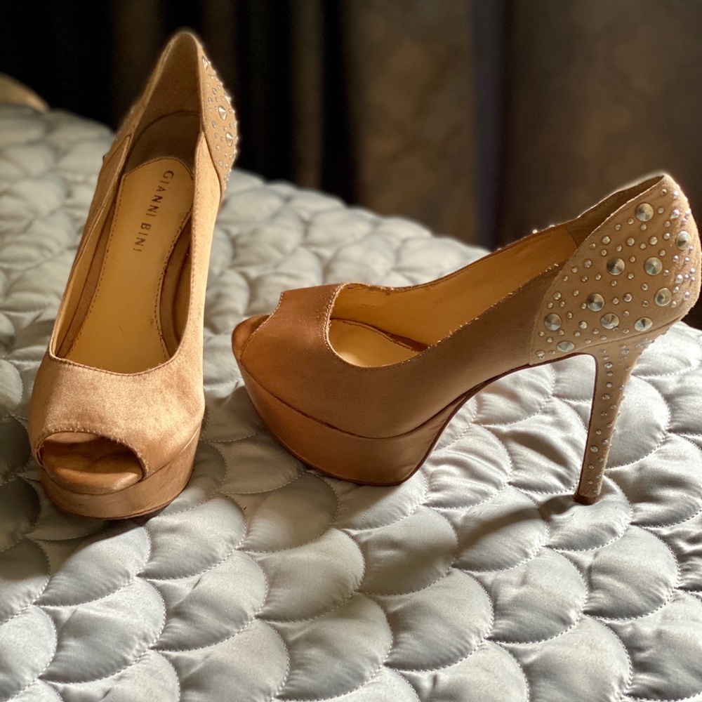 Gianni Bini champagne heels